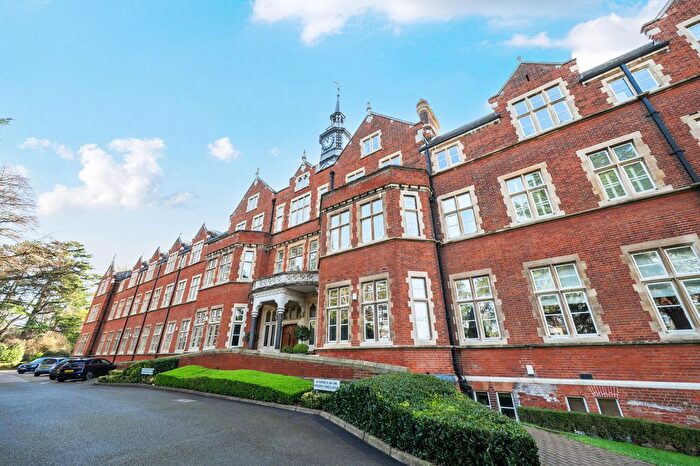 2 Bedroom Flat For Sale In Lavender Close, Leatherhead, KT22