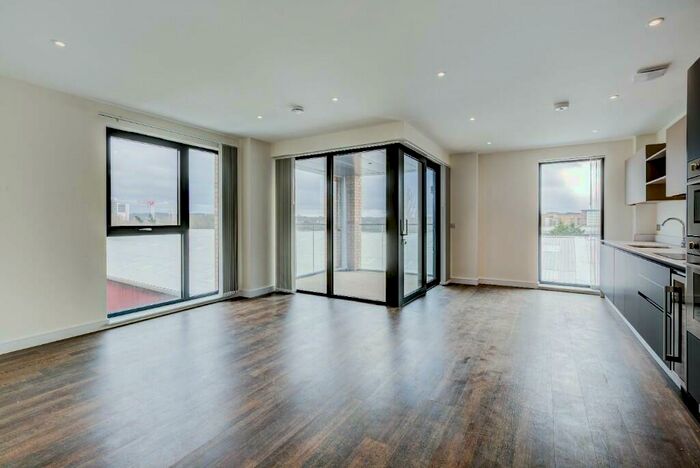 3 Bedroom Apartment To Rent In Grafton Road, Croydon, London, CR0