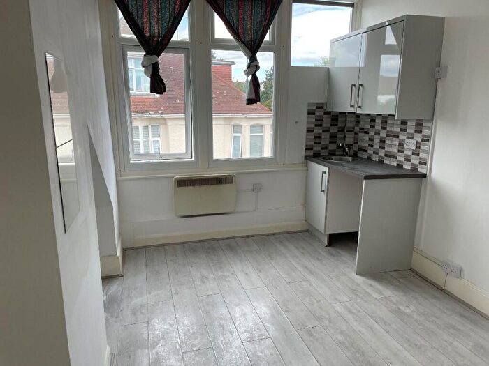 Studio To Rent In Palmeira Avenue, Westcliff-On-Sea, Essex, SS0