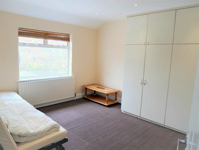1 Bedroom Flat To Rent In Woodlands Garden, Isleworth, TW7