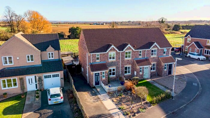 3 Bedroom End Of Terrace House For Sale In Millstone Way, Waddingham, DN21