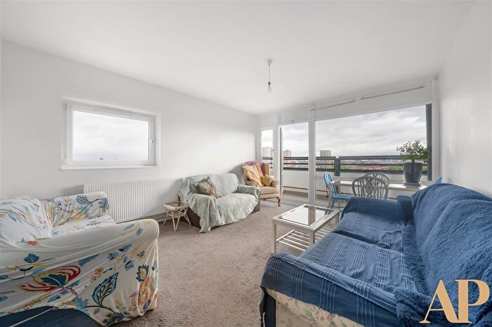 2 Bedroom Flat To Rent In Stockholm House, Swedenborg Gardens, E1