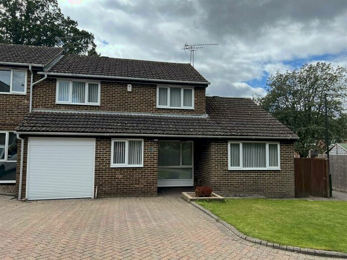 3 Bedroom House To Rent In Lytton Drive, Crawley, RH10