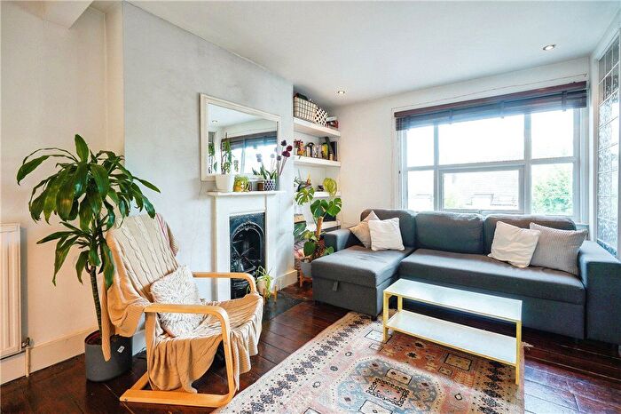2 Bedroom Flat For Sale In Falcon Road, Battersea, London, SW11