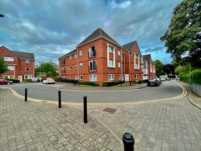 3 Bedroom Flat For Sale In School Close, Birmingham, B31
