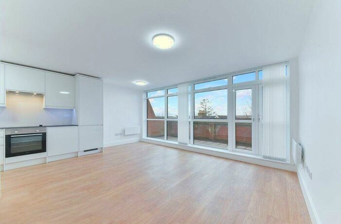 2 Bedroom Flat To Rent In Holden Avenue, London, N12