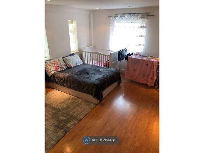 Studio To Rent In Church Road, Hendon Central, NW4