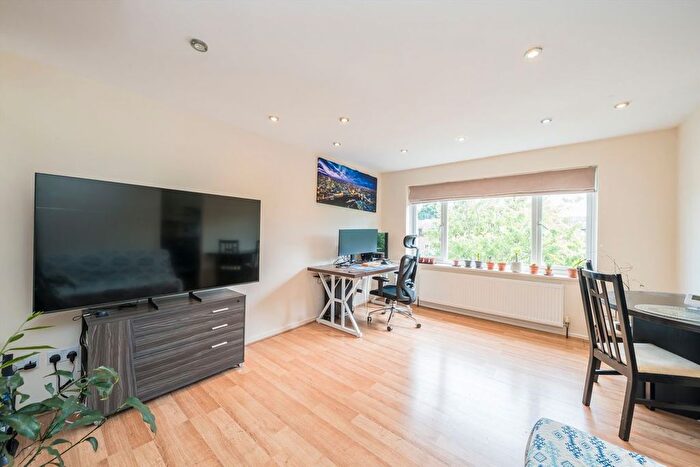 1 Bedroom Flat To Rent In Queens Road, Twickenham, TW1