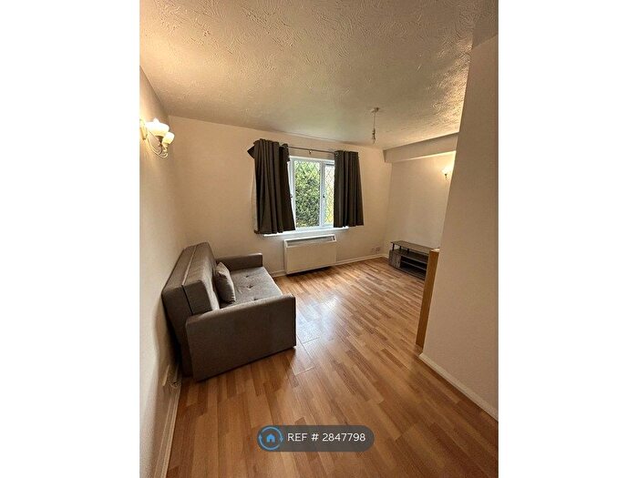 1 Bedroom Flat To Rent In St Pauls Avenue, Slough, SL2