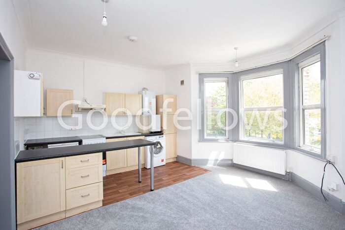 1 Bedroom Flat To Rent In Morden Road, First Floor Front Flat, Merton, London, SW19