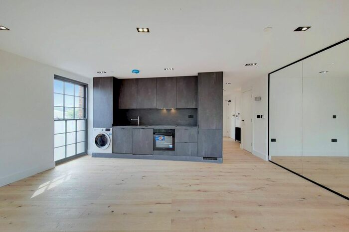 2 Bedroom Flat To Rent In Heaton Road, Peckham, London, SE15