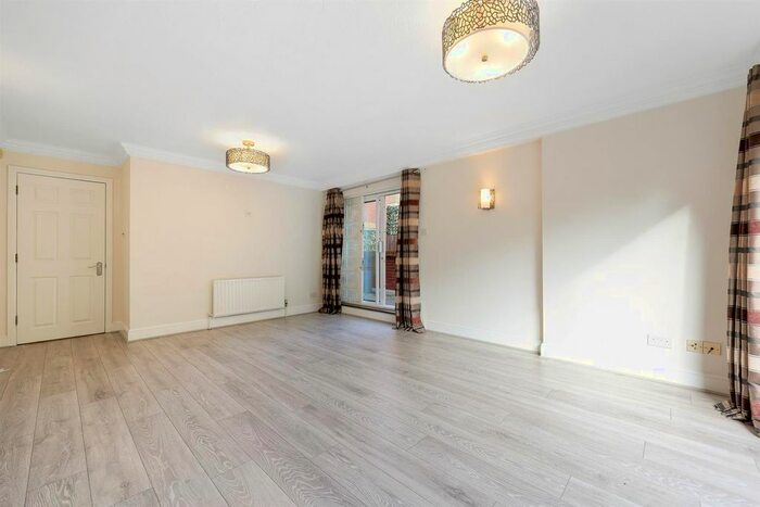 2 Bedroom Flat To Rent In Coliseum Court, Regents Park Road, London, N3