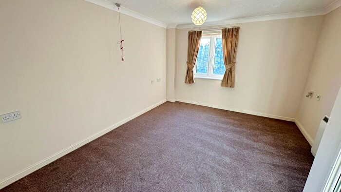 1 Bedroom Flat For Sale In New Station Road, Fishponds, Bristol, BS16