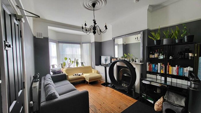 2 Bedroom Flat To Rent In Barry Road, SE22