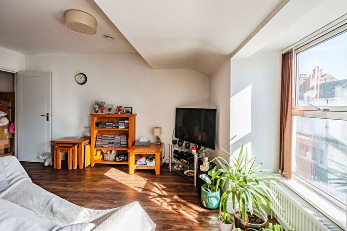 2 Bedroom Flat For Sale In Clinton Lane, Seaford, BN25