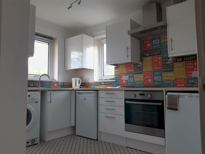 2 Bedroom Flat To Rent In Bramble Close, RH10