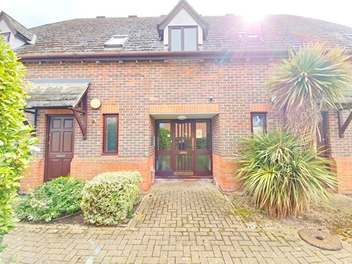 1 Bedroom Apartment To Rent In Canvey Walk, Chelmsford, Essex, CM1