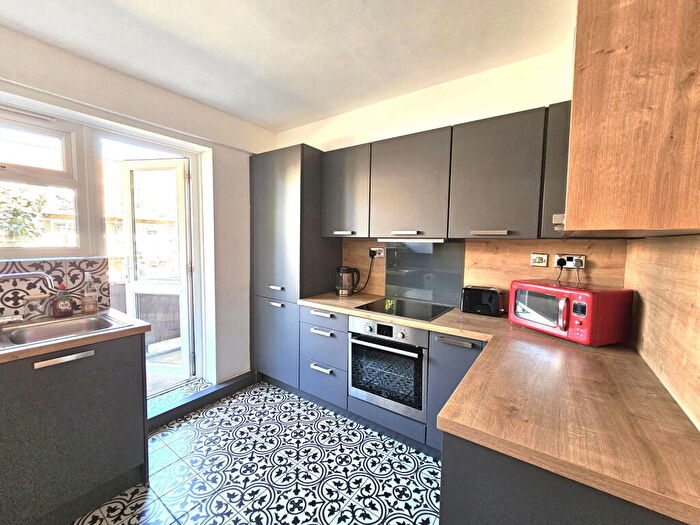 3 Bedroom Flat For Sale In Devon Close, London, N17