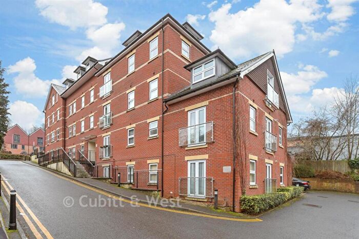 2 Bedroom Flat For Sale In Croydon Road, Caterham, Surrey, CR3
