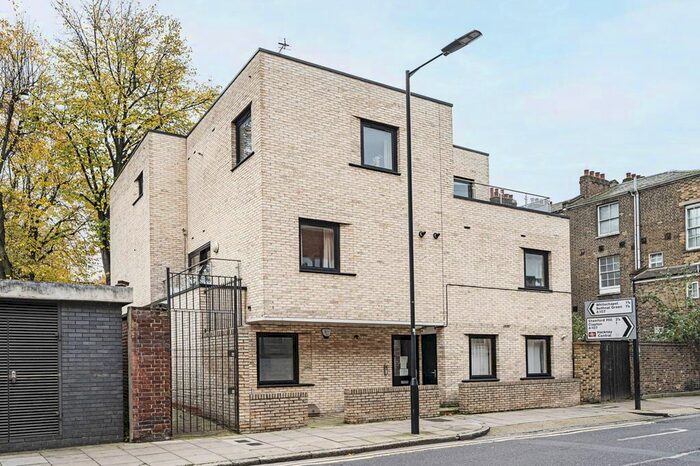 2 Bedroom Flat To Rent In Paragon Road, Hackney, London, E9
