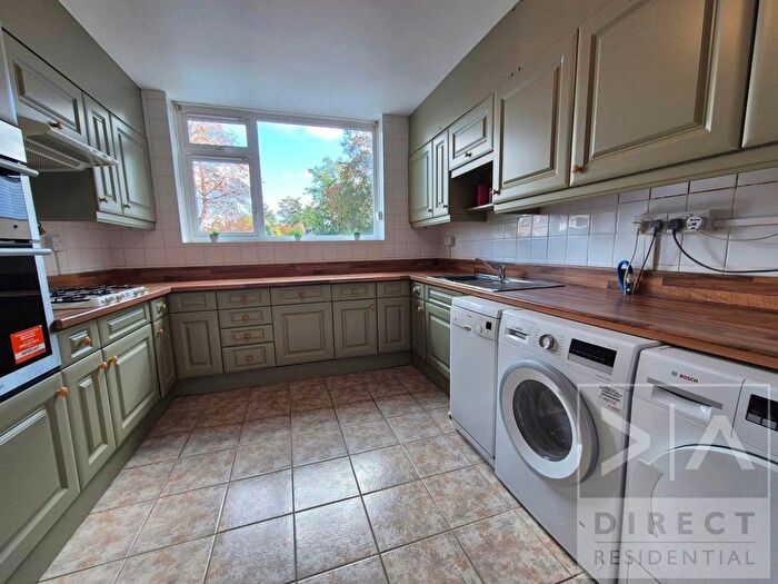 3 Bedroom Flat To Rent In Avenue Road, Epsom, KT18