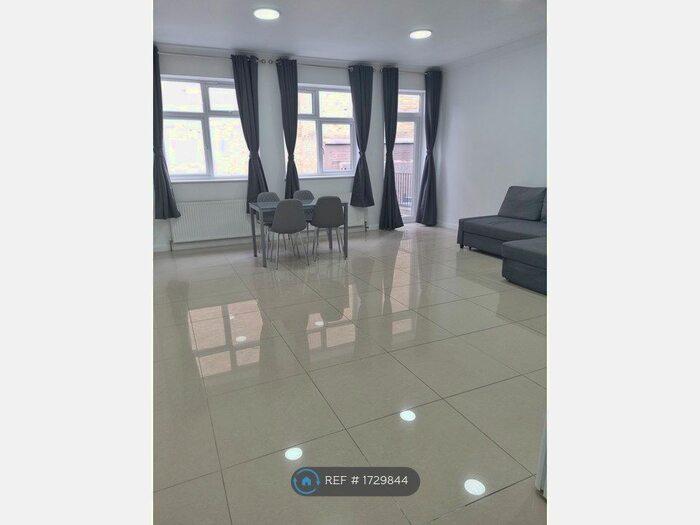 3 Bedroom Flat To Rent In White Chapel Road, London, E1