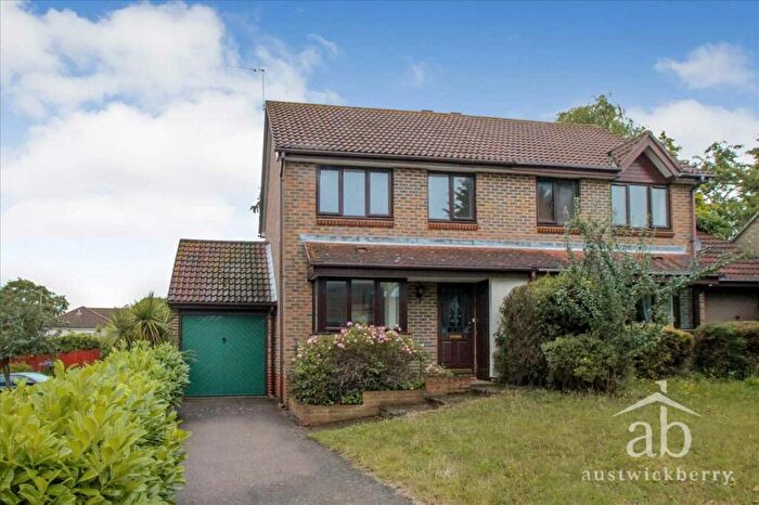 3 Bedroom Semi-Detached House To Rent In Yewtree Grove, Ipswich, IP5