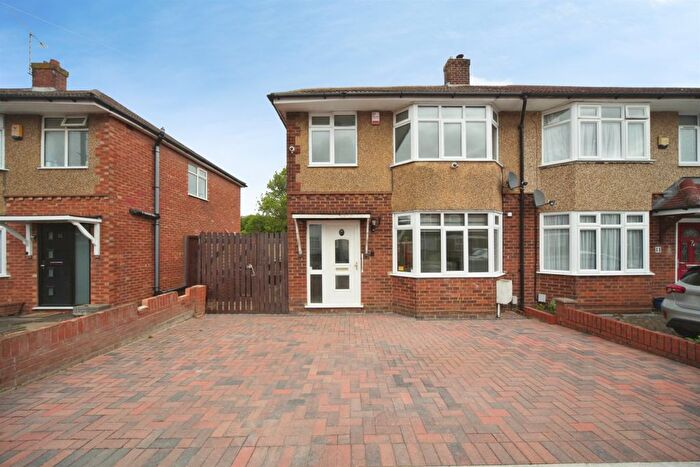 3 Bedroom Semi Detached House For Sale In St. Thomas's Road, Luton, LU2