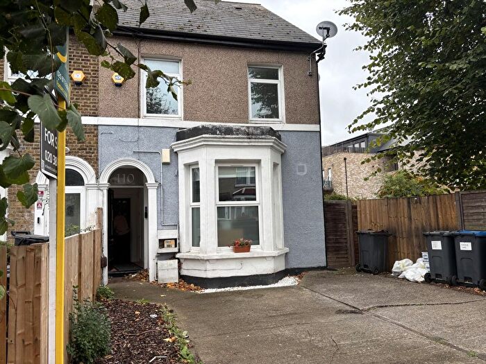 2 Bedroom Flat To Rent In Holmesdale Road, London, SE25