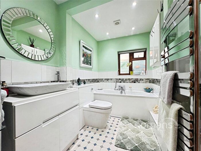 2 Bedroom Bungalow For Sale In Kings Avenue, Tongham, Farnham, GU10