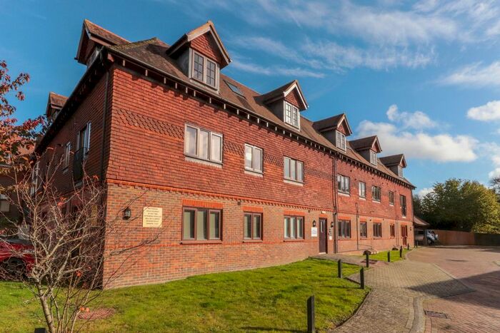 2 Bedroom Flat To Rent In Colemans Way, Hurst Green, Etchingham, TN19