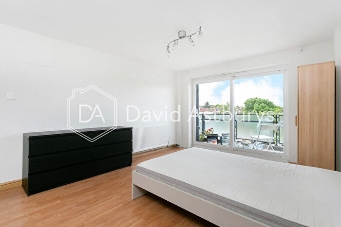 3 Bedroom Apartment To Rent In Waterfall Road, Arnos Grove, London, N11