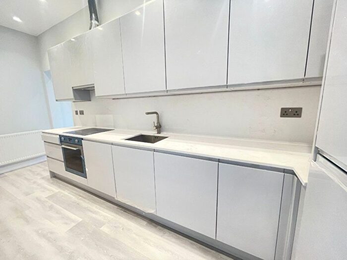 2 Bedroom Flat To Rent In Flat, Delmany Mansions, - Camden Road, London, N7