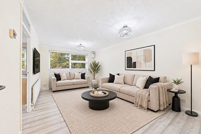 2 Bedroom Flat For Sale In Pierrepoint Road, Acton, London, W3