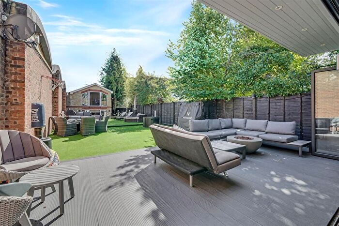 5 Bedroom Detached House For Sale In Daubeney Place, Hampton, TW12