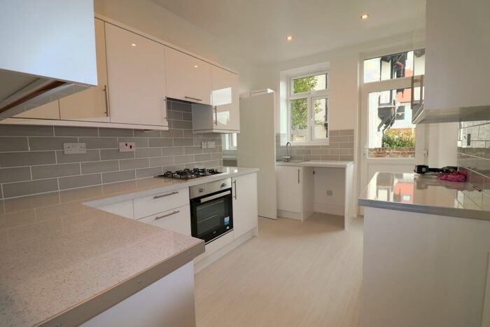 2 Bedroom Ground Flat To Rent In Bulkington Avenue, Worthing, BN14