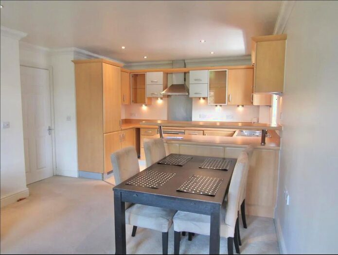 2 Bedroom Flat To Rent In Green Street, Sunbury-On-Thames, TW16