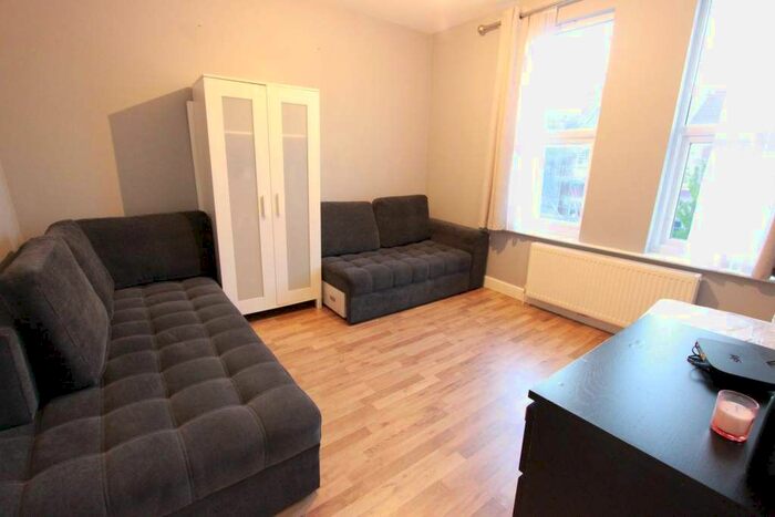 3 Bedroom Flat To Rent In Lyndhurst Road, London, N22