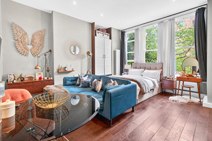 Apartment To Rent In Queens Drive, London, N4