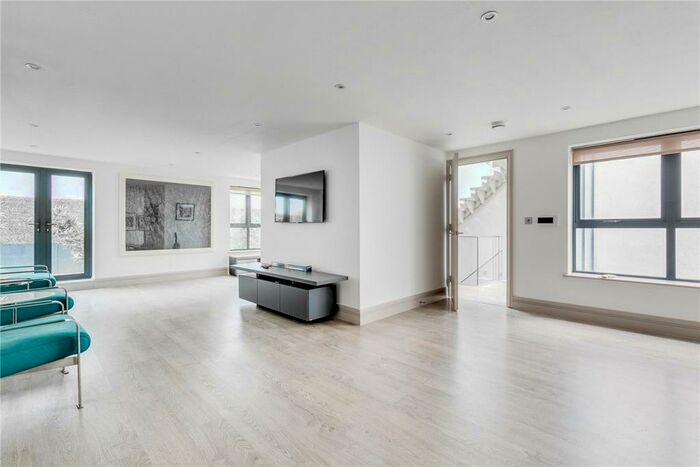 3 Bedroom Mews To Rent In Whittlebury Mews East, London, NW1