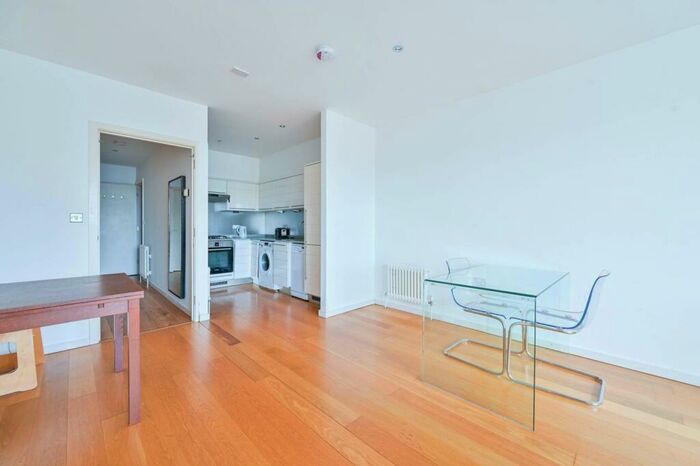 1 Bedroom Flat To Rent In Bethwin Road, Camberwell, London, SE5