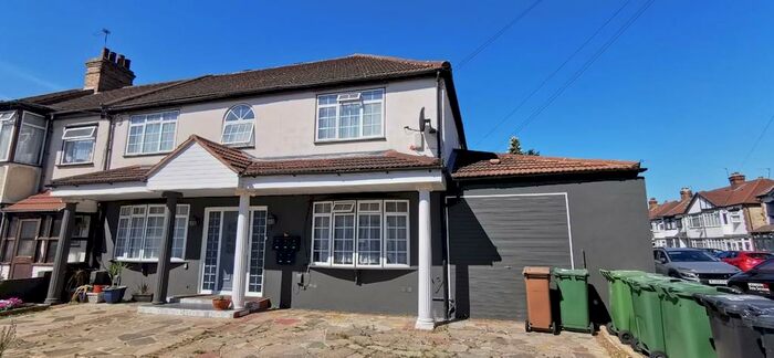 2 Bedroom Flat To Rent In Edward Avenue, Chingford, E4