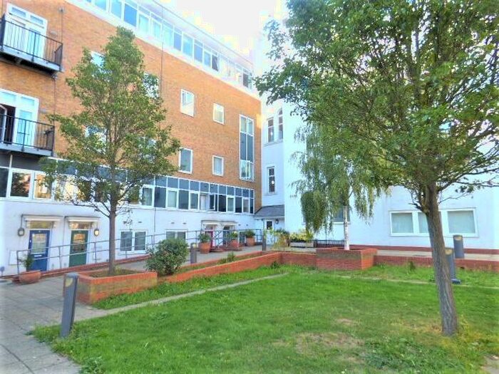 2 Bedroom Apartment To Rent In Onyx Mews, Stratford, E15