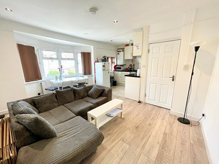 3 Bedroom Flat To Rent In Hamilton Road, London, NW11