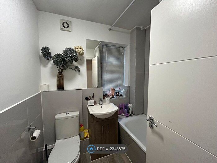 2 Bedroom Flat To Rent In Blenheim Court, London, NW4