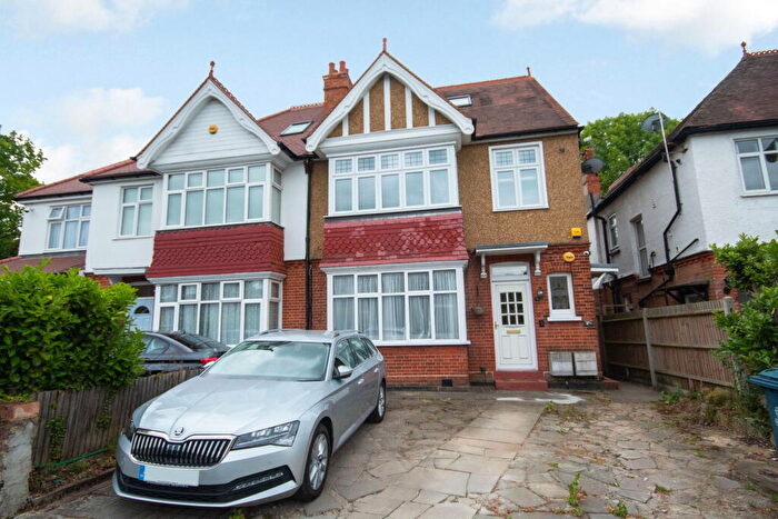 3 Bedroom Maisonette For Sale In Marsh Road, Pinner, Middlesex, HA5