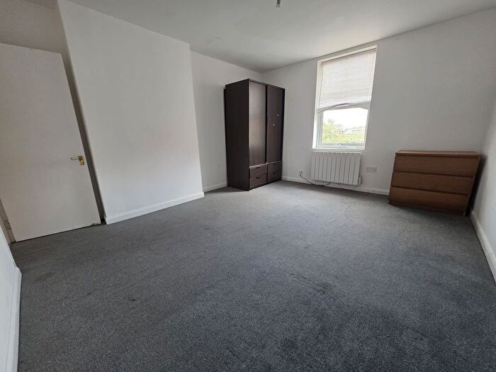 1 Bedroom Flat To Rent In Castle Street, Luton, Bedfordshire, LU1