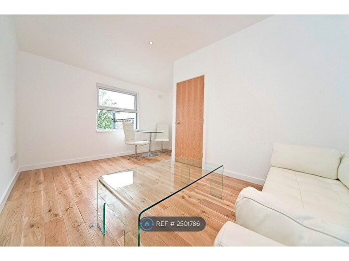 2 Bedroom Flat To Rent In Loftus Road, London, W12