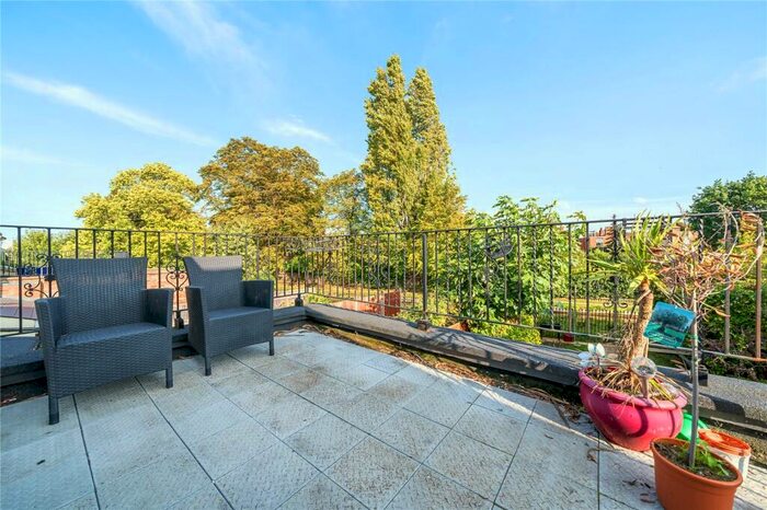 3 Bedroom Flat To Rent In Russell Road, Palmers Green, London, N13