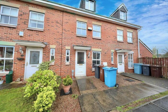 3 Bedroom Town House To Rent In Philip Larkin Close, Hull, HU6